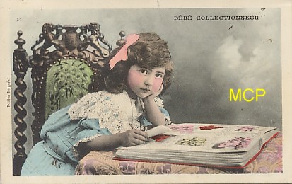 Catre postale représentant un bébé collectionneur de cartes postales.