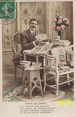 Carte postale ancienne représentant un collectionneur de cartes postales ayant de la valeur.