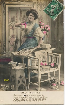Carte postale ancienne représentant une collectionneuse de cartes postales.