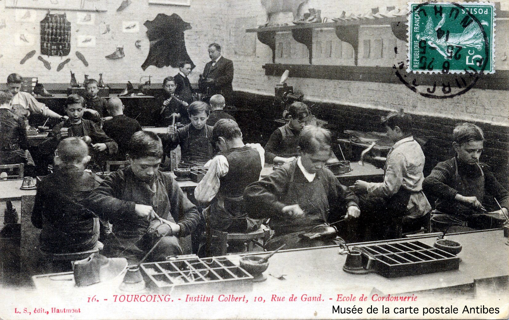 Carte postale ancienne, école de cordonnerie de Tourcoing, issue de l'exposition temporaire du musée de la carte postale sur le thème de la chaussure.