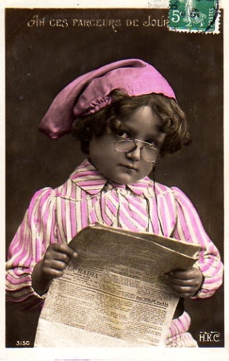 Carte postale ancienne représentant un jeune lisant un journal.
