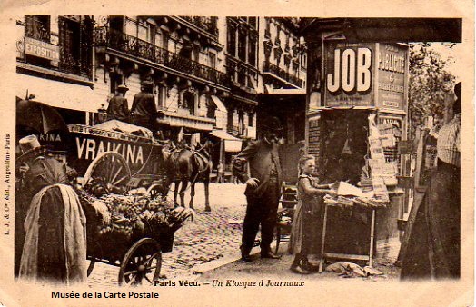 Carte postale ancienne issue de la série "Paris vécu", représentant un kiosque à journaux, visible au musée de la Carte Postale, à Antibes.