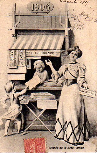 Carte postale ancienne représentant un kiosque à journaux et sa marchande.