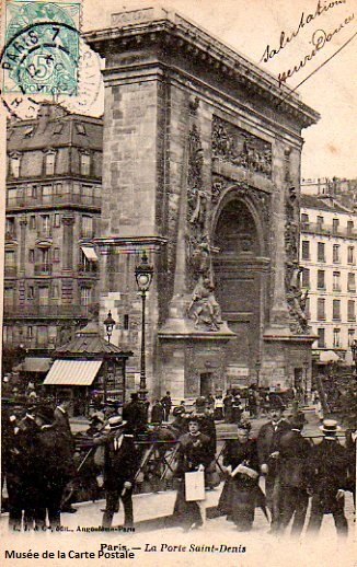 Carte postale ancienne représentant un kiosque à journaux porte Saint-Denis, à Paris.