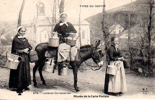 Carte postale ancienne du Limousin, représentant des laitières corréziennes.