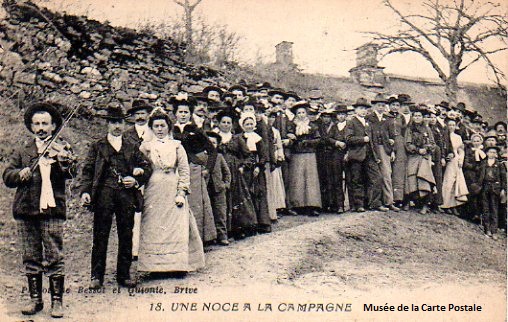Carte postale ancienne du Limousin, représentant des noces à la campagne.