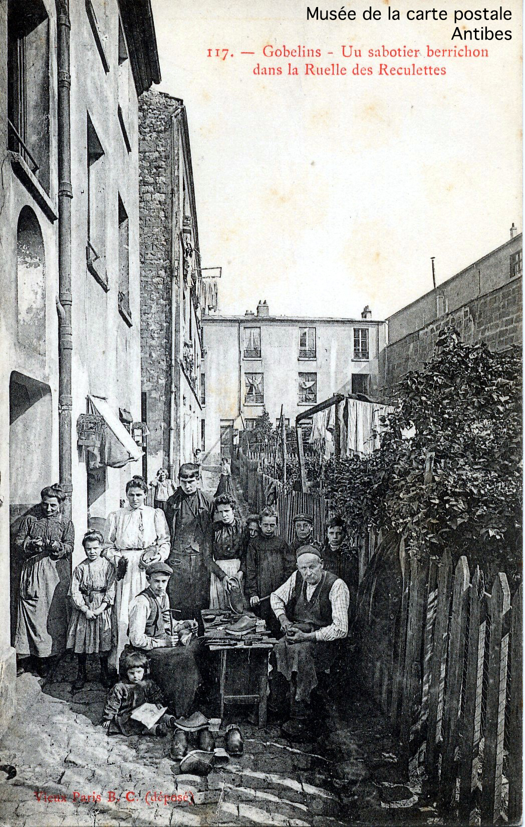 Carte postale ancienne, sabotier berrichon à Paris, issue de l'exposition temporaire du musée de la carte postale sur le thème de la chaussure.