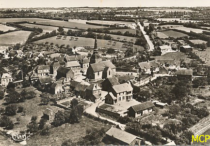 Carte postale vue d'avion, sur le village de Suré.