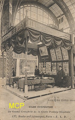 Carte postale montrant le stand de cartes postales des établissements LE DELEY présents à la Foire de Paris, en 1906. Cette carte est exposée dans le musée de la carte postale à Antibes.