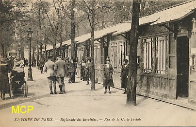 Carte postale montrant la rue des Cartes Postales lors de leur exposition à la 11ème Foire de Paris. Cette carte est exposée dans le musée de la carte postale à Antibes.