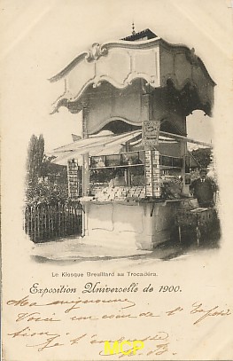 Carte postale représentant le kiosque à cartes postales de la Maison Breuillard lors de l'exposition universelle de Paris, en 1900. Cette carte est aujourd'hui exposée dans le musée de la carte postale à Antibes.