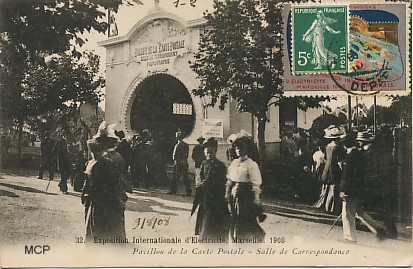 Carte postale montrant l'exposition au pavillon de la carte postale à Marseille, en 1908. Cette carte est exposée dans le musée de la carte postale à Antibes.