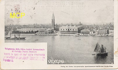 Carte postale publicitaire de la Prima Société Internationale di Cartolina Postale Illustrate, pour la première exposition officielle de cartes postales au monde, en 1898. Celle-ci est bien sûr exposée dans le musée de la carte postale à Antibes.