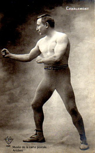 Carte postale illustrant un boxeur de Boxe Française, issue de l'exposition temporaire présentée par le Musée de la Carte Postale, à Antibes.