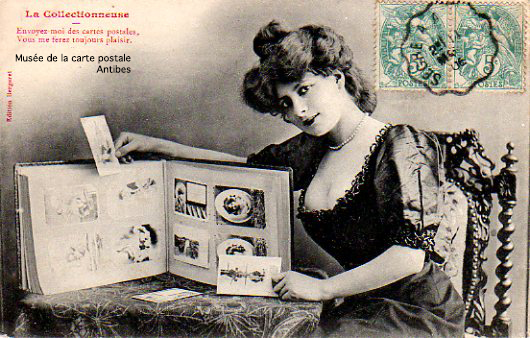 Carte postale représentant une collectionneuse de cartes postales.