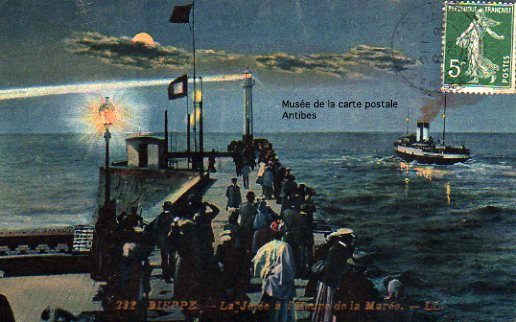 Carte postale de la jetée de Dieppe, à l'heure de la marée, illustrant bien "l'effet nocturne".