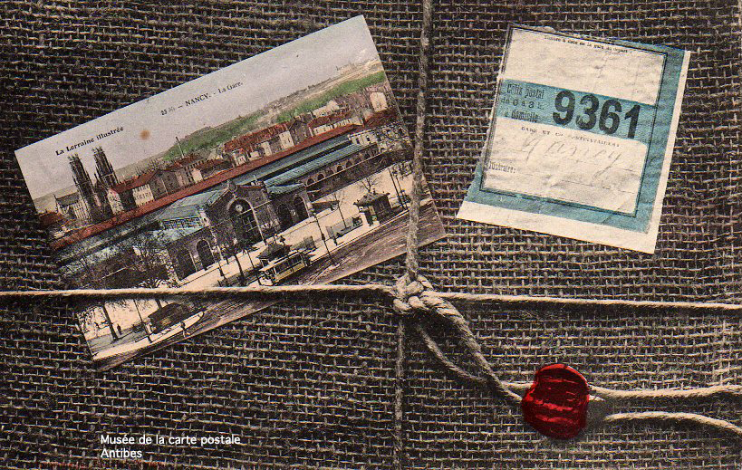 Carte postale représentant une carte postale et un colis.
