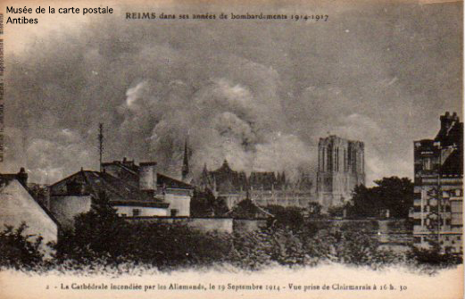 Carte postale illustrée représentant Reims durant les bombardements de la première guerre mondiale.