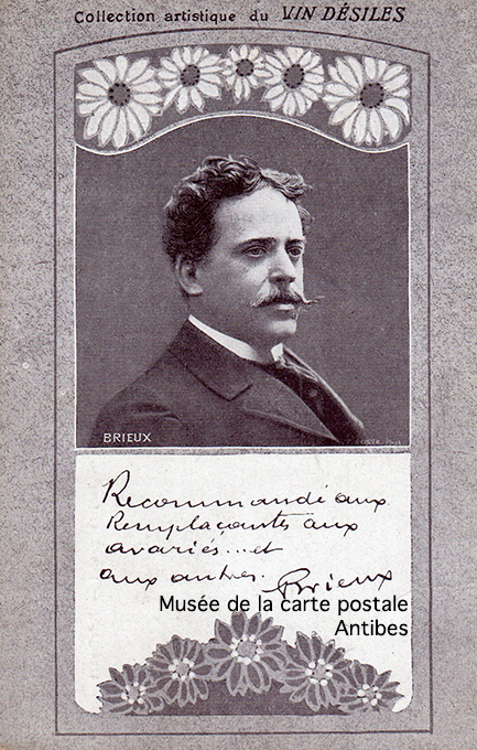 Carte postale ancienne avec autographe d'Eugène Brieux.
