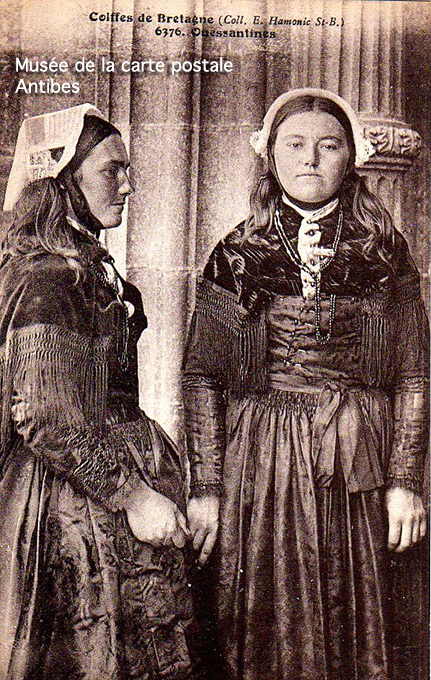 Carte postale ancienne représentant des femmes en costume traditionnel de Ouessant.