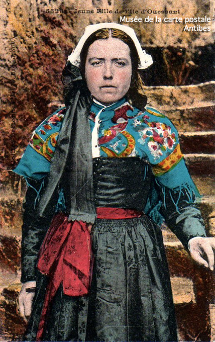 Carte postale ancienne représentant le costume d'une jeune fille à Ouessant.