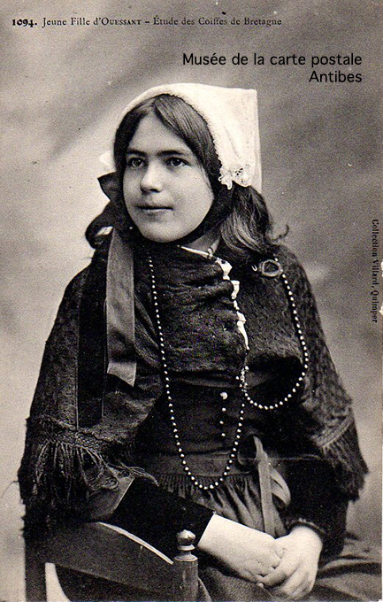 Carte postale ancienne représentant une jeune fille d'Ouessant en costume traditionnel.