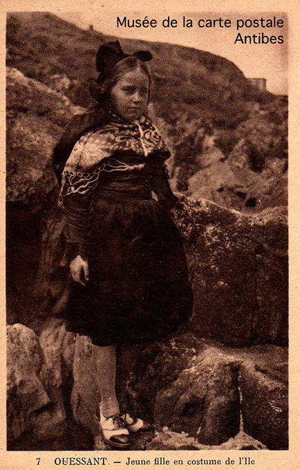 Carte postale ancienne représentant une jeune fille d'Ouessant en costume.