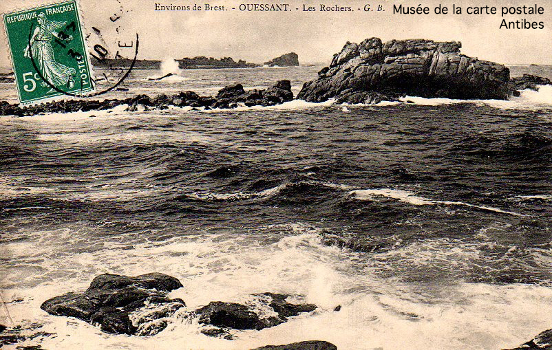 Carte postale ancienne représentant les rochers de l'île d'Ouessant.