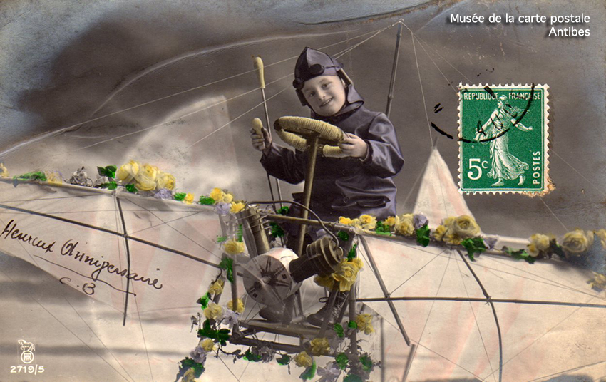 Carte postale photo montage représentant un enfant conduisant un avion.