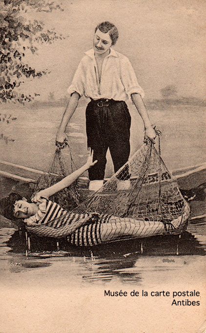 Carte postale photomontage d'une barque et de ses 2 baigneurs.