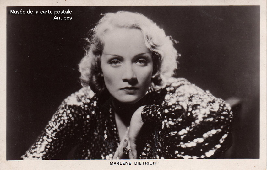 Carte postale représentant Marlène Dietrich, issue de l'exposition temporaire sur les stars en noir et blanc au musée de la Carte Postale, à Antibes.