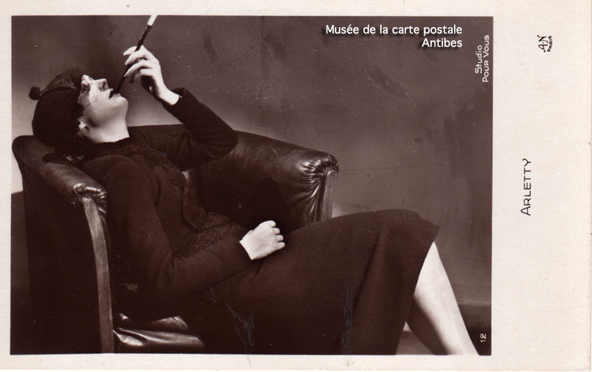 Carte postale représentant Arletty, issue de l'exposition temporaire sur les stars en noir et blanc au musée de la Carte Postale, à Antibes.