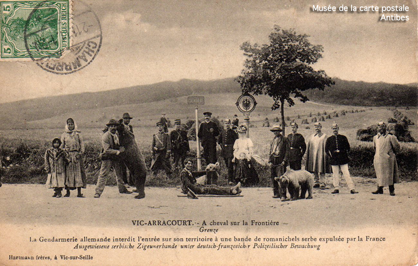 Carte postale ancienne représentant un poteau à la frontière franco-allemande d'Arracourt.