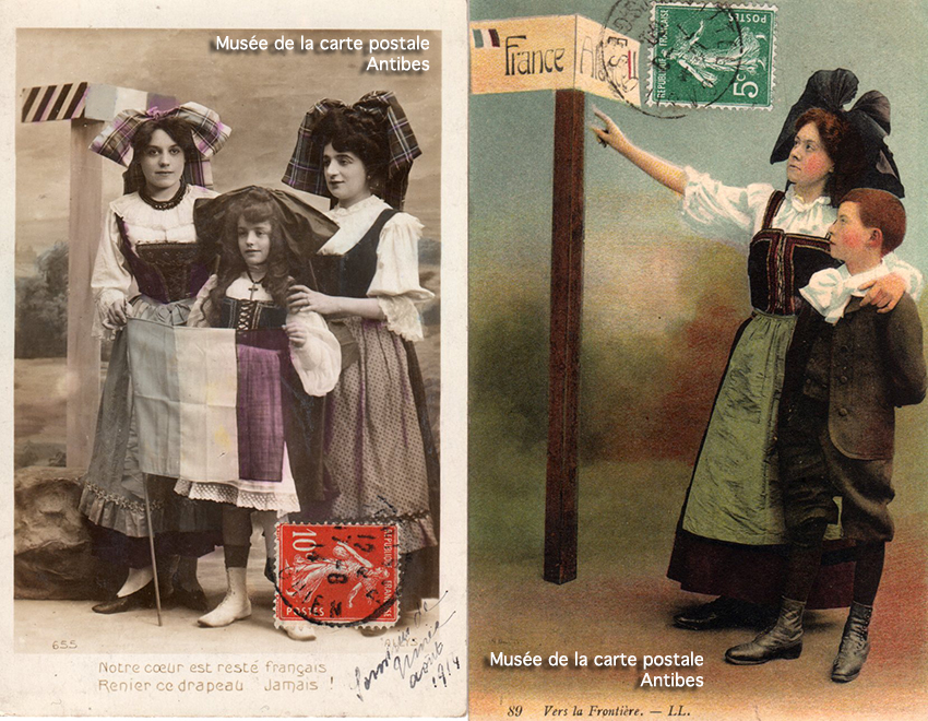 Carte postale ancienne représentant un poteau à la frontière franco-allemande avec des Alsaciennes et des Lorraines.