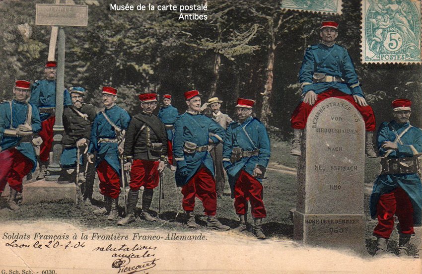 Carte postale ancienne représentant un poteau à la frontière franco-allemande avec des soldats.