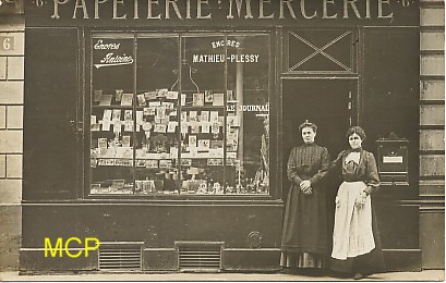 Carte postale représentant une boutique de cartes postales.