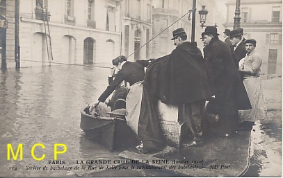 Carte postale ancienne représentant la grande crue de la Seine et les inondations de Paris 1910.