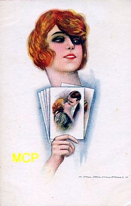 Carte postale représentant une collectionneuse de cartes postales.