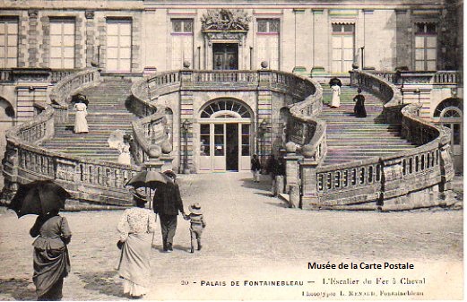 Carte postale représentant le château de Fontainebleau.