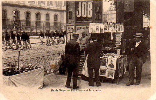 Carte postale ancienne issue de la série "Paris vécu", représentant un kiosque à journaux, visible au musée de la Carte Postale, à Antibes.