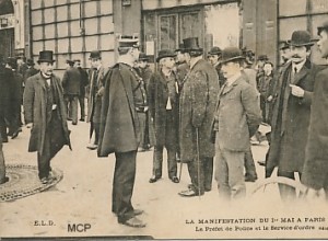 Carte postale à valeur documentaire, représentant le Préfet de Police Louis Lépine lors de la manifestation du 1er Mai 1906 à Paris.