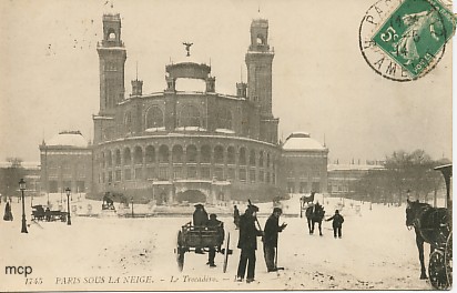 Carte postale du Palais du Trocadéro sous la neige à Paris.