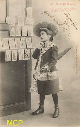 Carte postale ancienne représentant une jeune acheteuse de cartes postales.