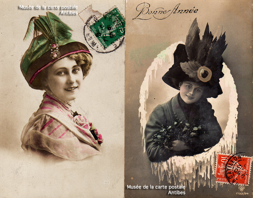 Cartes postales anciennes montrant la mode féminine des grands chapeaux début 1900 en France, issues de l'exposition temporaire du Musée de la Carte Postale à Antibes.