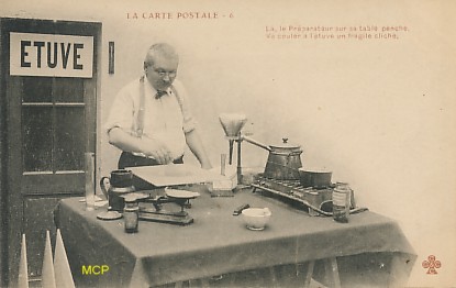 La fabrication des cartes postales vue par Charles COLLAS, exposée au musée de la Carte Postale à Antibes.