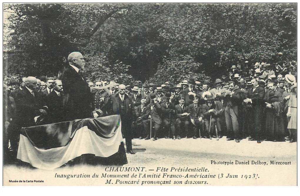 Carte postale représentant l'inauguration du monument de l'Amitié Franco-Américaine, à Chaumont, avant l'affaire Delboy et la justice.
