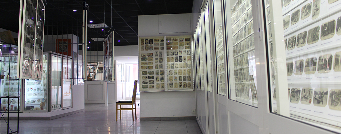 Intérieur du musée de la carte postale, à Antibes.