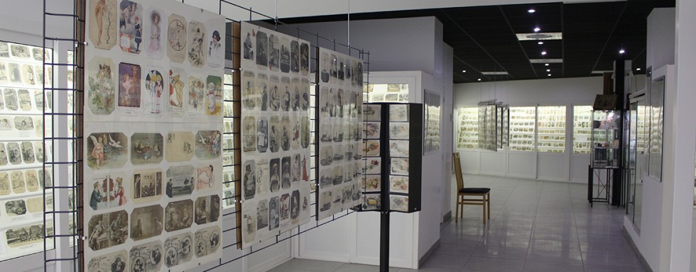 Intérieur du musée de la carte postale, à Antibes.
