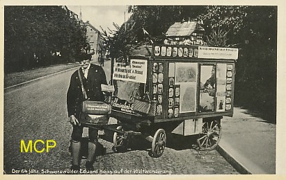 Carte postale représentant un marchand ambulant vendant des cartes postales. Cette carte est exposée au musée de la carte postale, à Antibes.