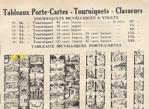 Publicité commerciale pour la vente de tourniquets et panneaux porte-cartes postales, illustrant l'évolution de la valeur commerciale des cartes postales.